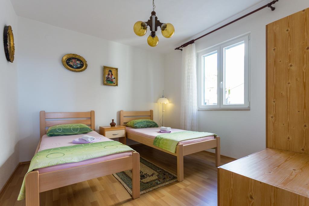 Apartment Azra *